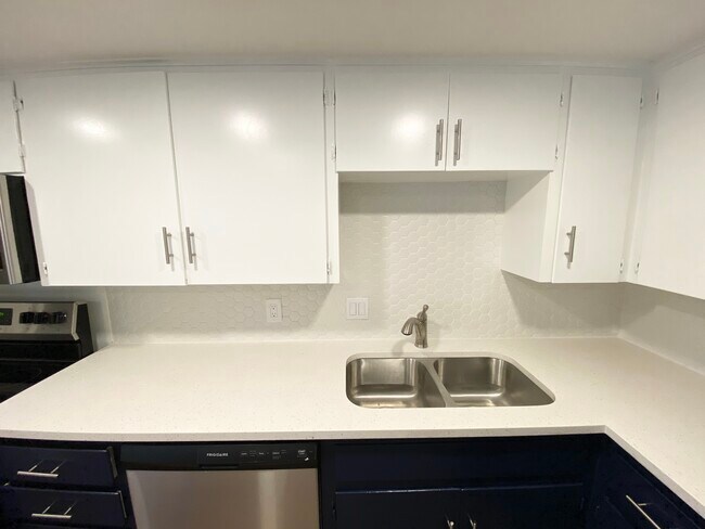 Building Photo - 3212 Crosscreek Dr