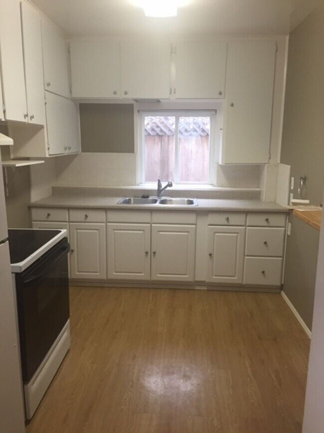 Foto del edificio - 4866-4868 Orchard Avenue
