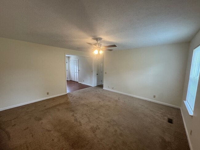 Foto del edificio - FOR LEASE- 2 BEDROOM DUPLEX MINUTES FROM 840!