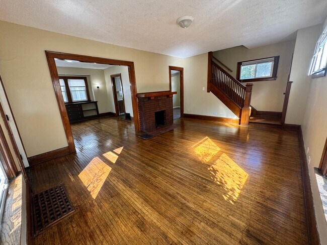 Building Photo - 3 Bedroom House