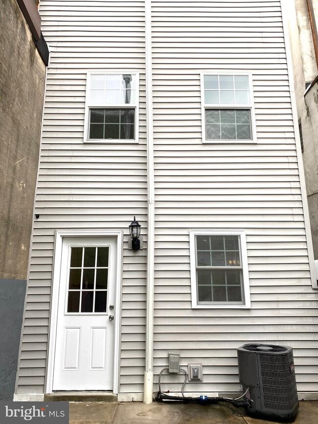 Building Photo - 1027 S 10th St