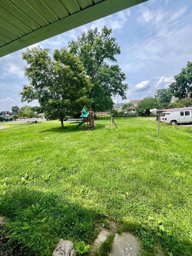 Building Photo - 3 Bedroom, 2 Bathroom Single Family Home i...