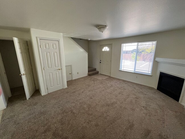 Building Photo - Conveniently Located 2 Bed/1.5 Bath Townhome in SW Redmond