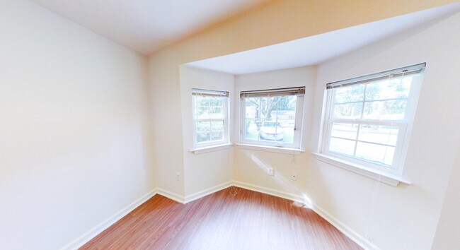 Foto del edificio - 1653 Mayhew St