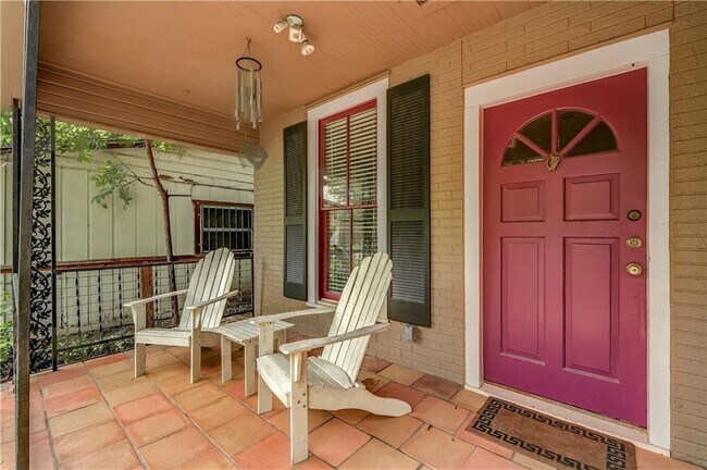 Building Photo - Charming 2 Bedroom Cottage in East Austin!
