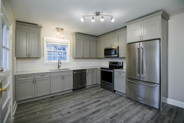 Well equipped kitchen with stainless applainces - 3504 Belmont Blvd