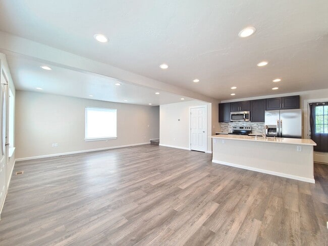 Building Photo - $2,300- 3 Bed / 2 Bath Beautiful Newer Bui...