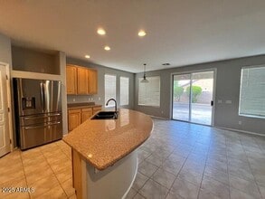 Building Photo - 10618 W Lone Cactus Dr