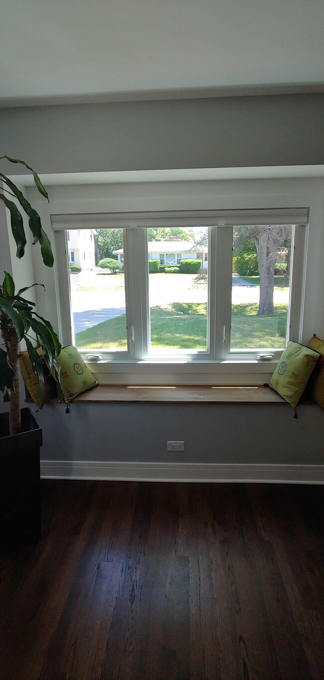 Window seat - 4934 Woodward Ave
