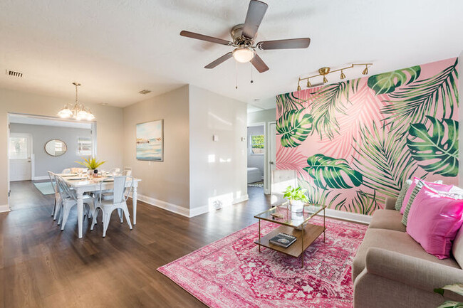 Foto del edificio - BEAUTIFUL Home For Rent in St Petersburg! ...
