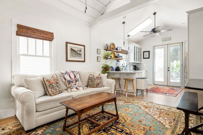 Building Photo - Gorgeous 2/1 in the Heart of Inman Park w/...