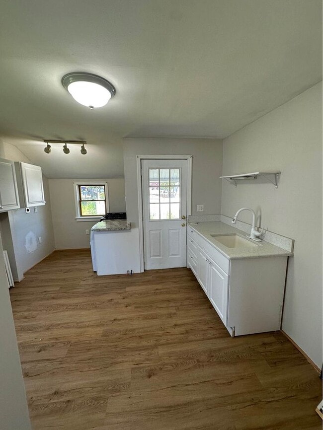 Building Photo - 619 Dean St