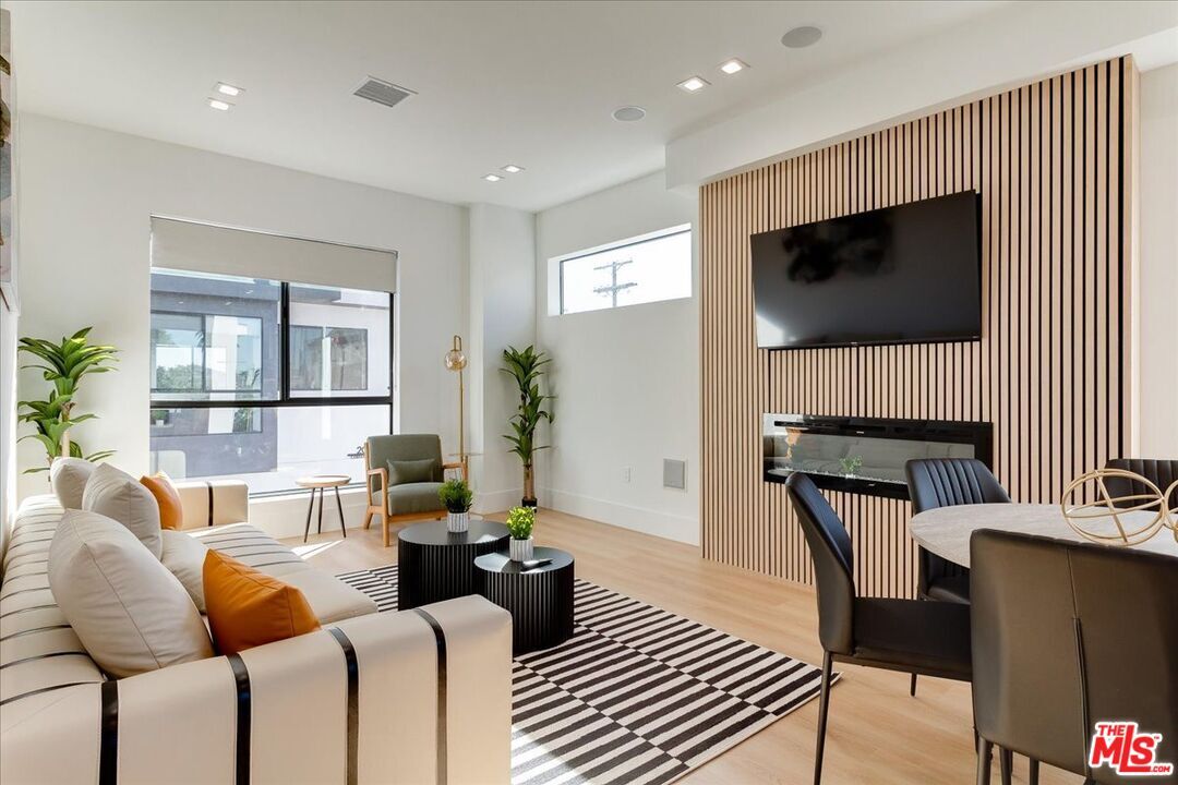 Foto principal - 2034 S Curson Ave