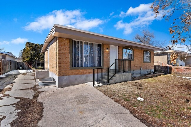 Building Photo - Updated 6 bedroom home is a must see!!