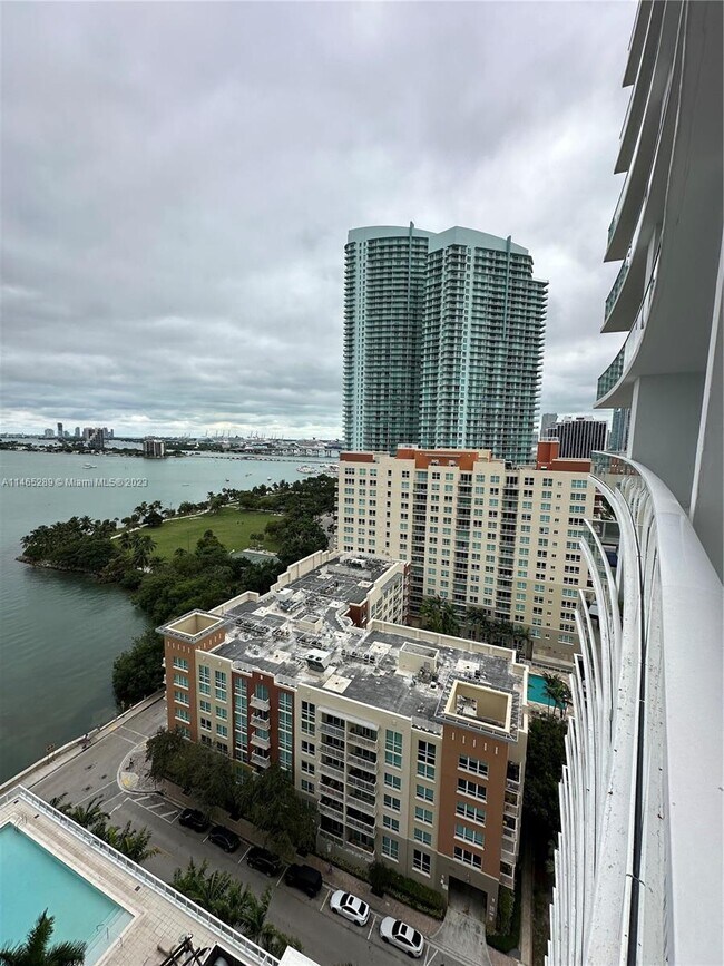 Building Photo - 2020 N Bayshore Dr