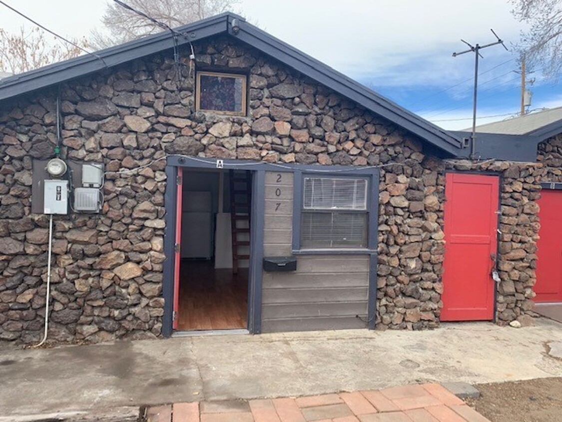 Primary Photo - 207 1st St