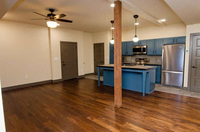 Building Photo - C Street Loft Available Mid August