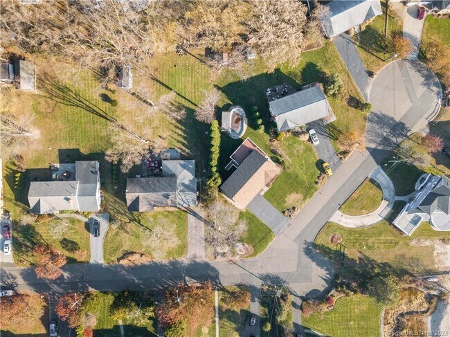 Building Photo - 98 Soundview Dr