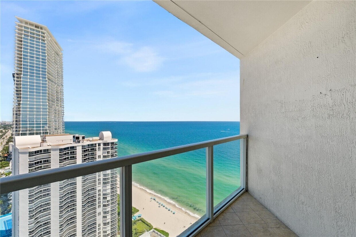 Foto principal - 16699 Collins Ave