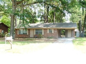 Building Photo - 906 Belleview Cir W