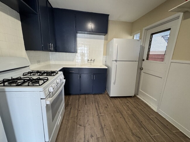 Building Photo - 1 bedroom and 1 bathroom unit available at...