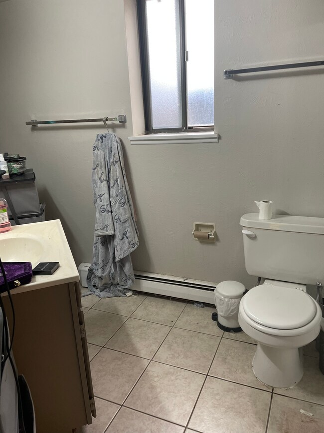 Shared Bath - 845 20th St