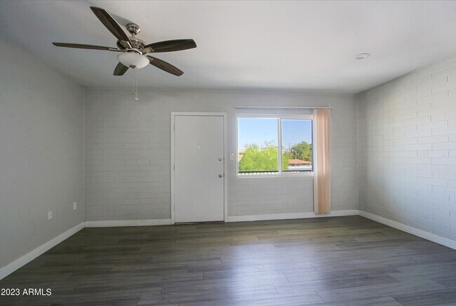 Foto del edificio - 3219 E Earll Dr