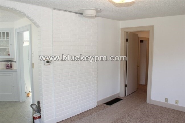Building Photo - 10911 SE Myrtle St