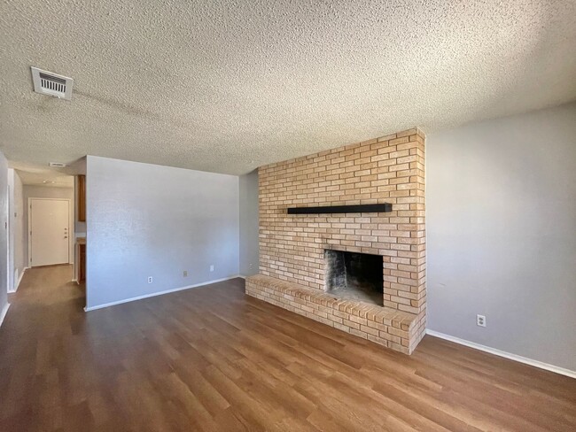 Building Photo - 3010 Trenton Dr