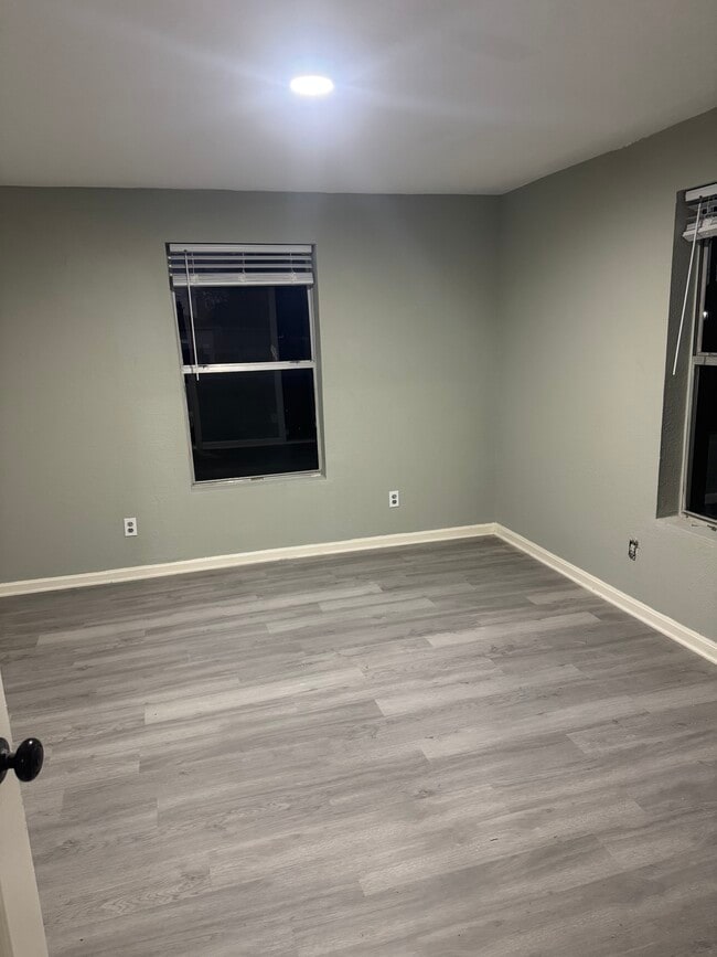 Building Photo - 105 N Avenue D