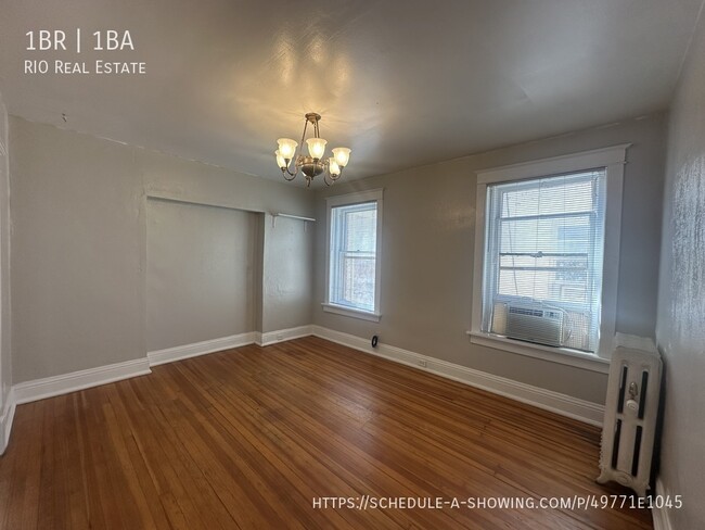 Building Photo - Beautiful Vintage Apartment One Block from...