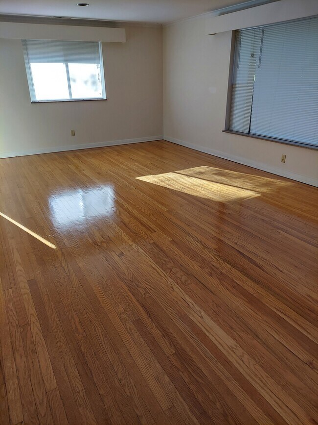 Hermosos suelos de superficie dura, sin alfombras - 2883 Charing Rd