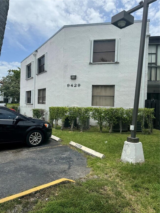 Building Photo - 9429 Fontainebleau Blvd
