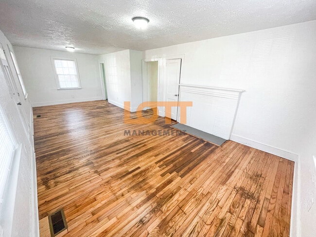 Building Photo - 10 Lowndes Ave