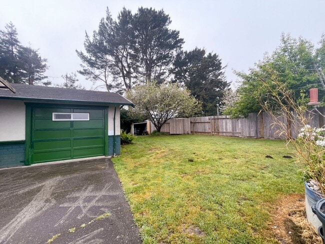 Building Photo - This 2 Bedroom, 1 Bathroom, Pet-friendly H...