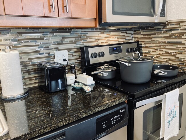 Fully equipped kitchen with everything you'll need - 7685 Northcross Dr