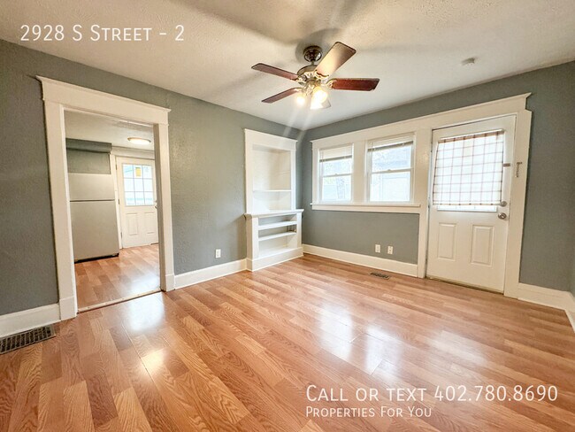 Building Photo - 2 bed 1 bath duplex with garage!