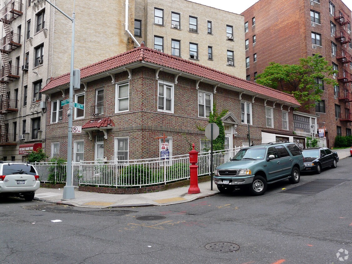 Primary Photo - 240 E 206 St