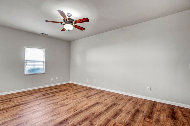 Building Photo - AVAILABLE NOW!! 3 Bedroom 2.5 Bathroom Tow...