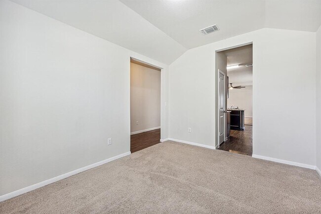 Building Photo - 604 Silver Wing Dr