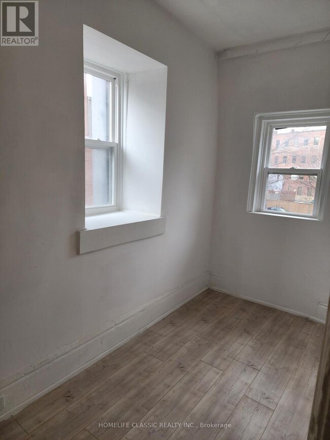 Building Photo - 498-498 King St E
