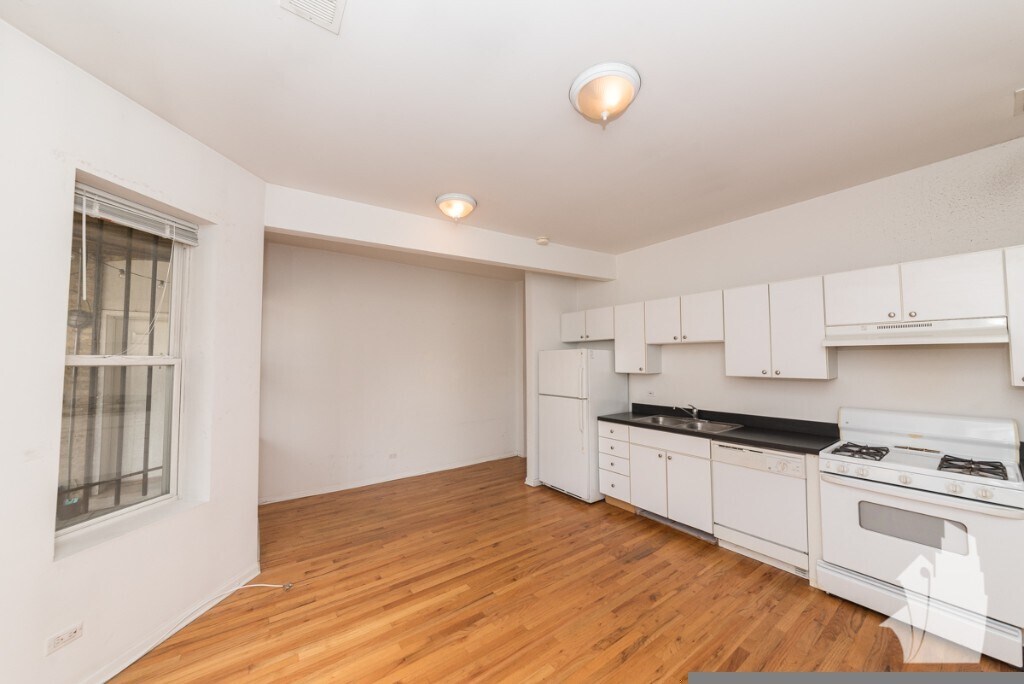 Primary Photo - 1042 N Damen Ave