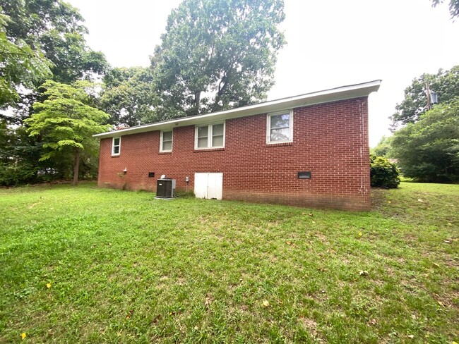 Building Photo - 3 Bedrooms near Pinnacle Classical Academy