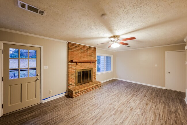 Building Photo - Adorable 4 Bedroom Home