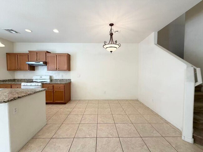 Foto del edificio - BEAUTIFUL 2 STORY TOWN HOUSE IN GATED COMMUNITY