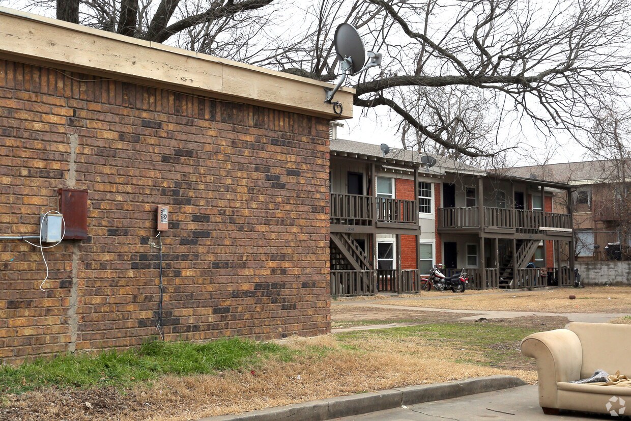Building Photo - The Charl Ann Apartments