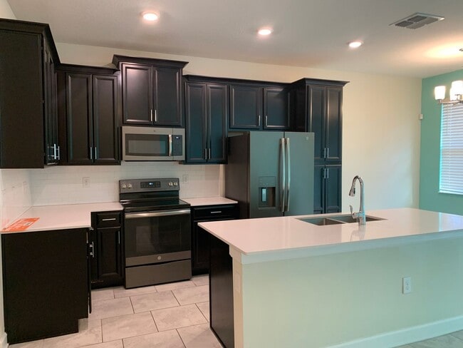 Building Photo - 3 Bedrooms, 2.5 Bathrooms home