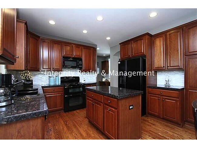 Building Photo - 3367 Fantasy Pl