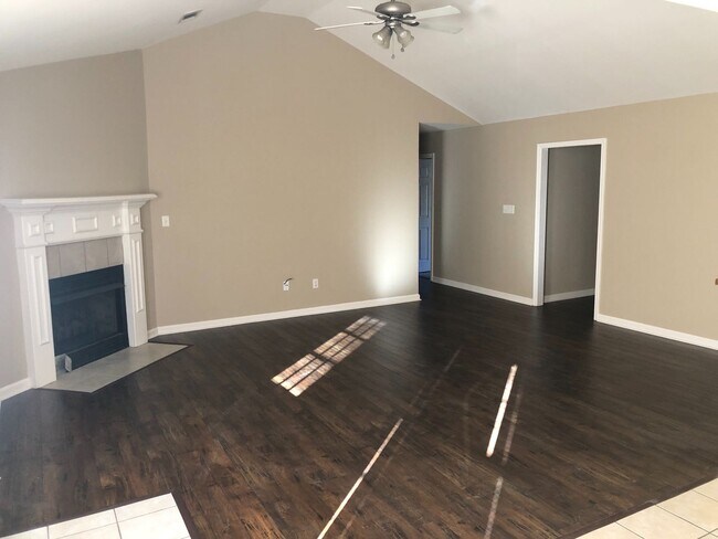 Building Photo - 327 Autumn Dr