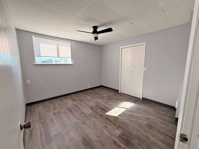 Building Photo - 2254 S Riverside Dr